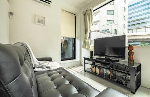 Nishi-Shinjuku House | Pencil House - 10 mins walk to Shinjuku