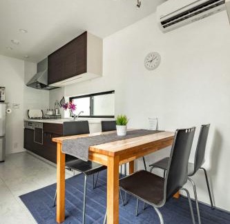 Nishi-Shinjuku House | Pencil House - 10 mins walk to Shinjuku