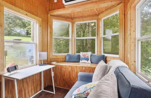 Pendergrass House | Pendergrass Tiny Home Cabin on Pond with Fire Pit!