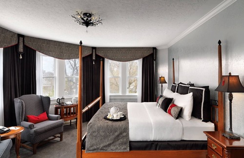 Inner Harbour Hotel | Pendray Inn & Tea House