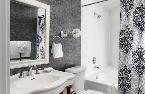 Inner Harbour Hotel | Pendray Inn & Tea House