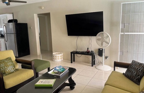 Maxwell Condo | Pene's Place 2Brm Condo. 2 Min Walk To The Beach
