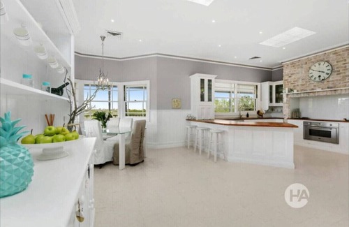 Somerville House | Peninsula Farm Stay 5bd 3Bth Gas Heated Spa & Fire Pit