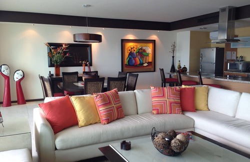 North Hotel Zone Condo | PENINSULA VALLARTA- LUXURIOUS AND WELL APPOINTED - MONTHLY DISCOUNTS