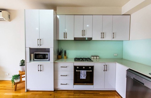 Brunswick Apartment | Penny. 2BR Stylish Brunswick Stay w/Parking