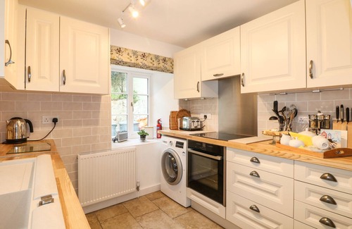 Helford Passage Cottage | PENROSE FARM COTTAGE, pet friendly, with a garden in St Keverne