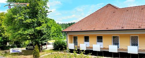 Bad Koenigshofen I. Grabfeld House | Pension Freizeitzentrum Sambachshof