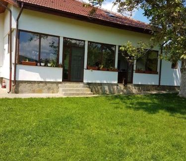 Izvoru House | Pensiunea Bradu