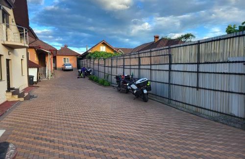 Novaci House | Pensiunea Casa Deny