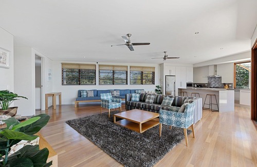 Point Lookout Apartment | Penthouse apartment in central Point Lookout. Walk to beach.