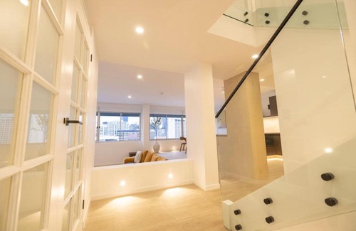 Spring Hill Apartment | Penthouse - Luxury 2 Storey -3 Bedroom Sky home!