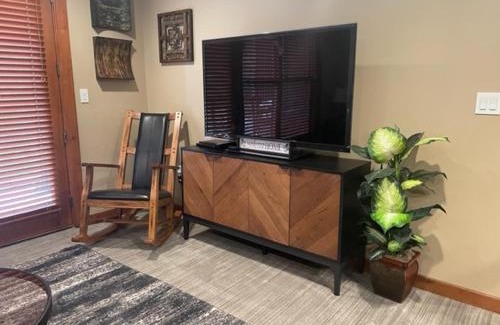 Kellogg Apartment | Penthouse Mountain Haven with Community Spa Room