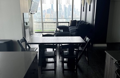 Near South Side Apartment | Penthouse Oasis With Wrap-Around Balcony & Stunning Views