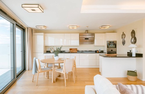 Hoxton West Apartment | Penthouse. Roof Terrace. Shoreditch. AC