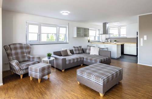 Erlenbach Apartment | Penthouse-style apartment with large terrace and views! (Private/Business)