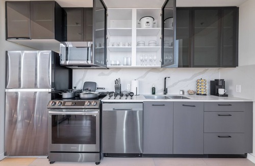 Orange Apartment | Penthouse views of NYC - Free Parking - BOOK NOW