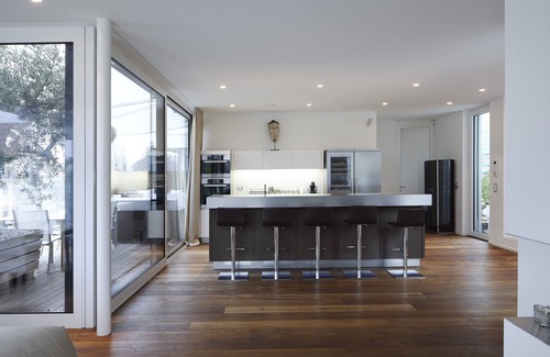 Wollishofen Apartment | Penthouse White Riviera House