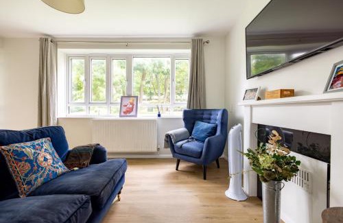 West Hill Apartment | PenthouseStays Wimbledon - Chic 2 Bedroom King Bed Apartment with Balcony - 2 mins from Wimbledon Tennis Club and Museum - AELTC
