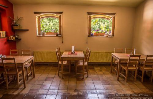 Karlstejn House | Penzion Hájovna U Dubu