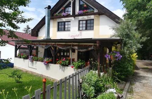 Novosedly nad Nezarkou House | Penzion U kostela Mláka