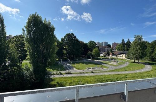 Jihlava Apartment | PeopleGuru apartments - Terasa, Parking