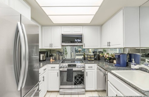 Northwest Bellevue House | Perch - Garden Villa Retreat, DT Bellevue 2BR Free Parking