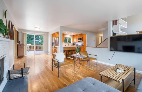 Shoreline House | Perch - Gathering Spot Upper: Freshly remodeled 3BR apartment in Shoreline