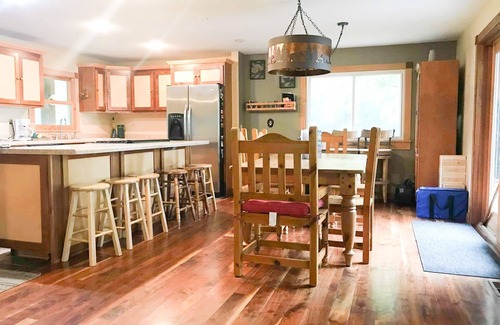 Luck Cabin | PERFECT & AFFORDABLE FAMILY REUNION PARADISE!