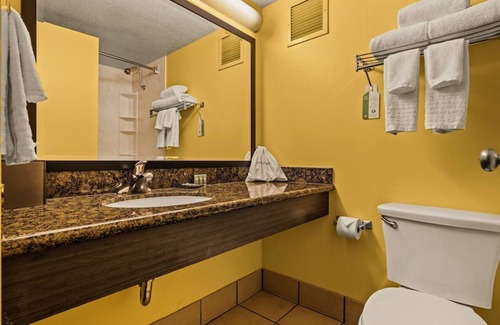 Western Honolulu Hotel | Perfect Airport Location with Free Shuttle | Standard Room with 1 King Bed
