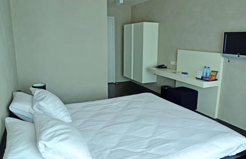 Monster Hotel | Perfect Beach & Trail Escape — E-Bikes and Free Parking