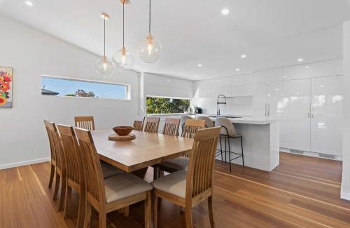 Budgewoi House | Perfect Beachhouse Lakes Surf at your Feet