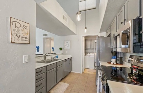 Chandler Condo | Perfect Chandler Getaway – Cozy Condo in the Heart of the East Valley!
