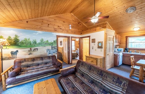 Mountain Cabin | Perfect for Families & Friends, Pet Friendly, Horse Theme, Log Cabin, Fireplace