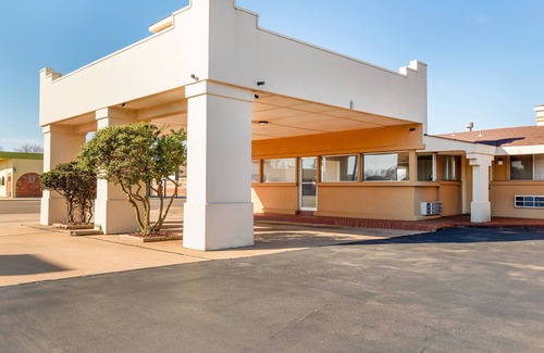 Elk City House | Perfect For Groups! 4 Spacious Units, Close to Ackley Park and Storm House