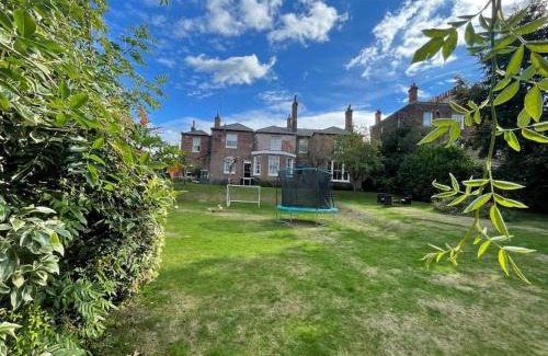 Reading House | Perfect for Large Family & Friends, Free Parking, Games