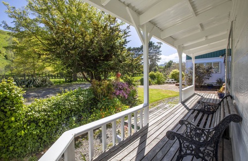Porirua Cottage | Perfect getaway from the hustle and bustle of city life.