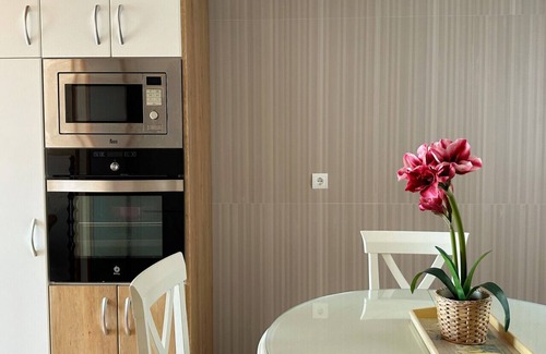 Isla House | 🏡 Perfect Island Getaway - Townhouse with Private Parking 🚗✨.