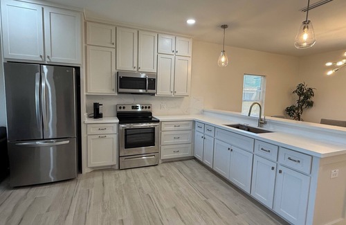 Palmhurst House | Perfect location 3-bedroom house with AC in charming Mission. Gated Community.