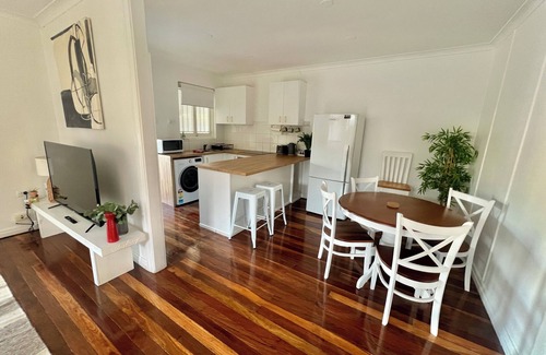 Paddington Apartment | Perfect Position in Paddington Close to Suncorp Train Restaurants free Parking