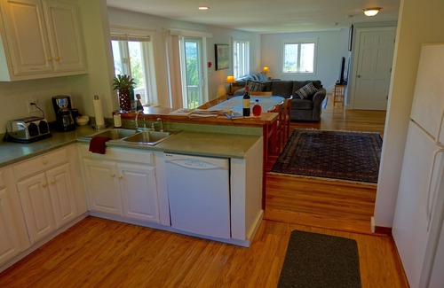 Rumney House | Perfect & Safe Family Adventure! Lake & Mountains! Weddings! Business Retreats!