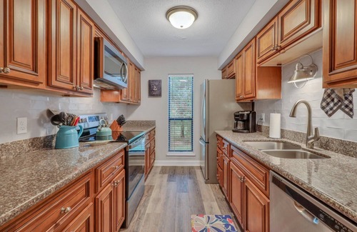 Saint Simons Heights Condo | Perfect South Island Location! 4 Bikes included/Pool/Pickelball. Bring the Dog!