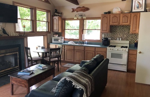 Cotter Cabin | Perfect spot for fishing the White River/Small cabin sleeps 2-4/1 Bdrm with loft