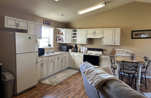 Mariah Hill Cabin | Perfect viewing for solar eclipse. Fully furnished cabin.