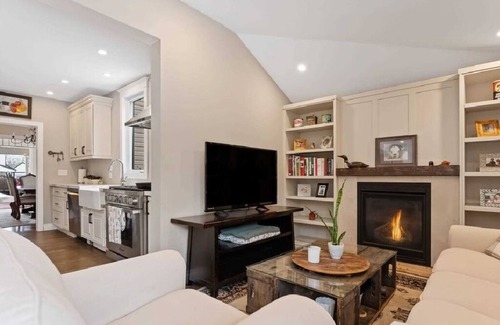 Niagara Falls Villa | Perfection near the River - 4 Bedroom with Main Floor Bedroom and Ensuite Bath