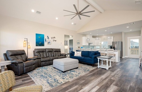 Crystal Beach House | PERFECTLY HAPPY - Amazing 4 bedroom beachfront, cargo lift, dog friendly.
