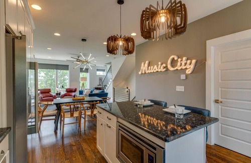 Eighth Avenue House | Perfectly located/Walk to bars- Close to Broadway