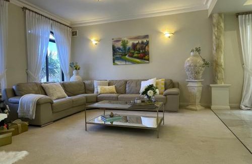 Dianella House | Perth 2-Story, Views, BBQ & More