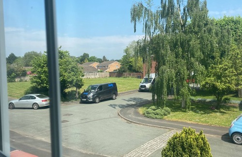 Wolverhampton House | Perton Village lovely Fully refurbished 2 bedroom private house, private parking
