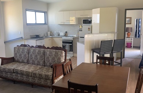 Brisbane Waterfront Apartment | Perulpa Bay Magnificent upstairs unit, 50 m from sea, top views, Huge veranda