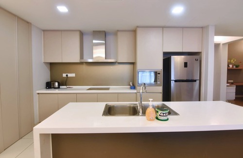 Golden Triangle Apartment | Pet Friendly, 3BR Apt KL, Bathtub & Parking